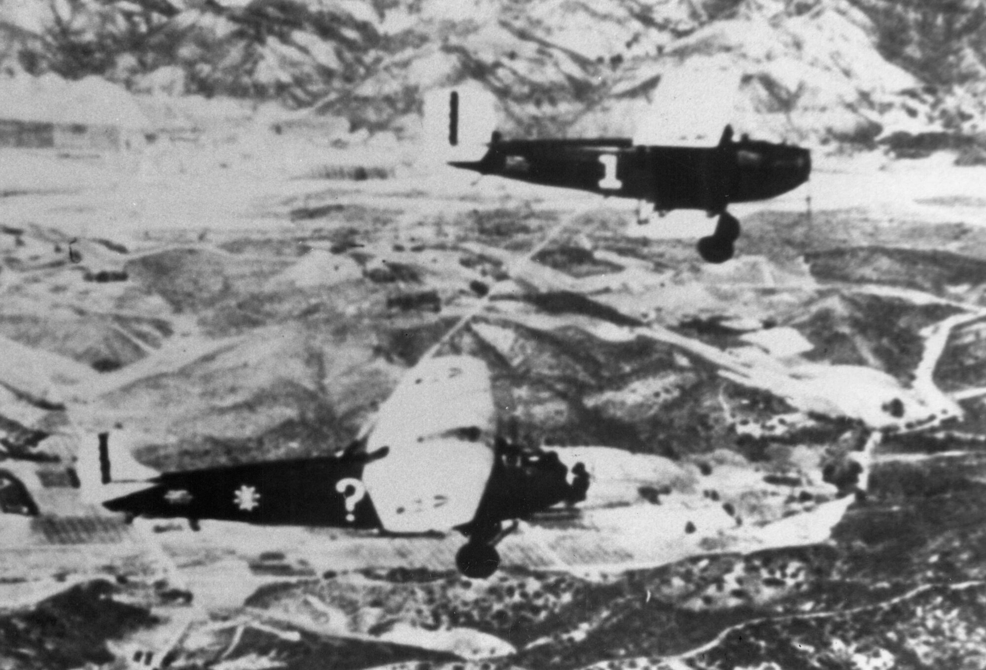 A Fokker C-2A is refueled in flight by a modified Douglas C-1 transport aircraft during a refueling operation dubbed "Question Mark" in 1929.   (Courtesy photo)