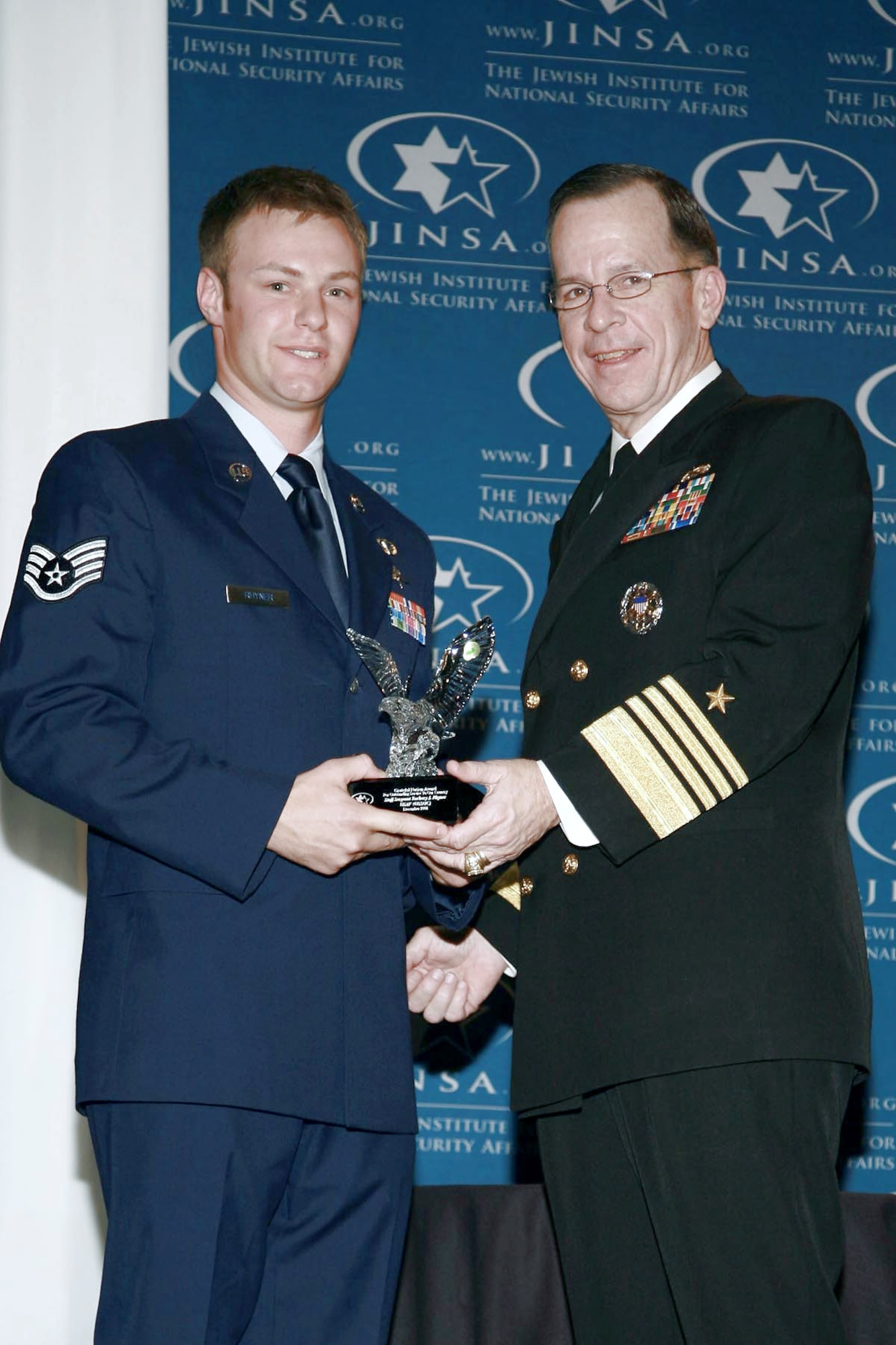 Staff Sgt. Zachary Rhyner receives the Jewish Institute for National Security Affairs Grateful Nation Award from Navy Adm. Michael C. Mullen during the Grateful Nation Award Ceremony Dec. 8 in Washington, D.C. Sergeant Rhyner is a a special tactics combat controller assigned to the 21st Special Tactics Squadron at Pope Air Force Base, N.C., and Admiral Mullen is the chairman of the Joint Chiefs of Staff. (Courtesy photo) 

