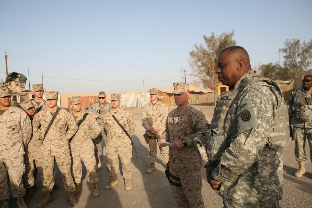 Lt. Gen. Lloyd J. Austin, commanding general, Multi-National Corps Iraq, speaks with Marines of 1st Battalion, 4th Marines, Regimental Combat Team 1, during a holiday visit to Camp Baharia in Fallujah, Iraq, Dec. 25. This was one of several stops planned by the MNC-I commander during the holidays.