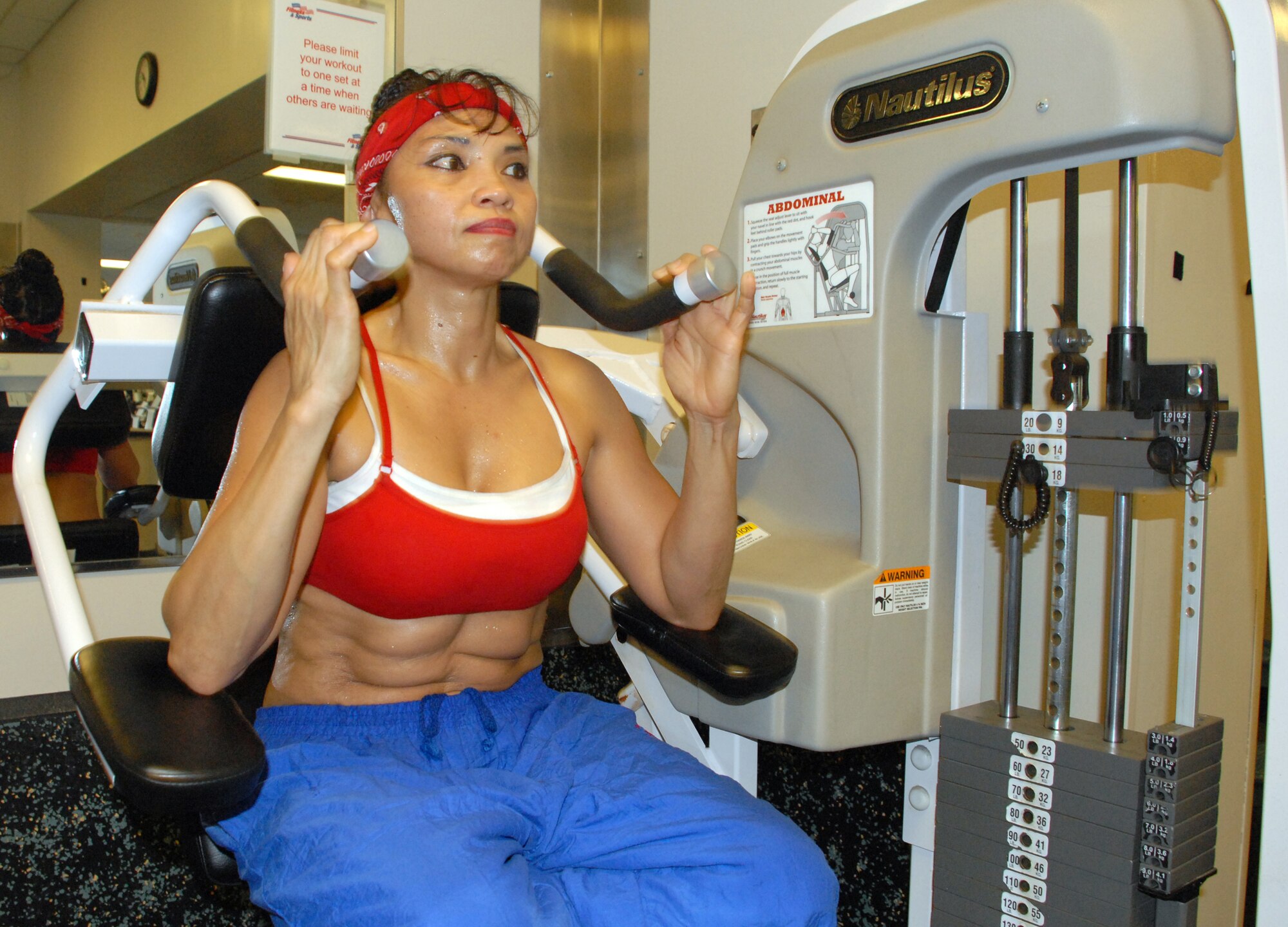 DOVER AIR FORCE BASE, Del. ? Shirley Hicks, 436 Aerospace Medicine Squadron, works her abs at the Fitness Center as part of her New Year?s resolution ? to live a healthier life and work out at the gym. (U.S. Air Force photo/ Airman 1st Class Shen-Chia Chu)