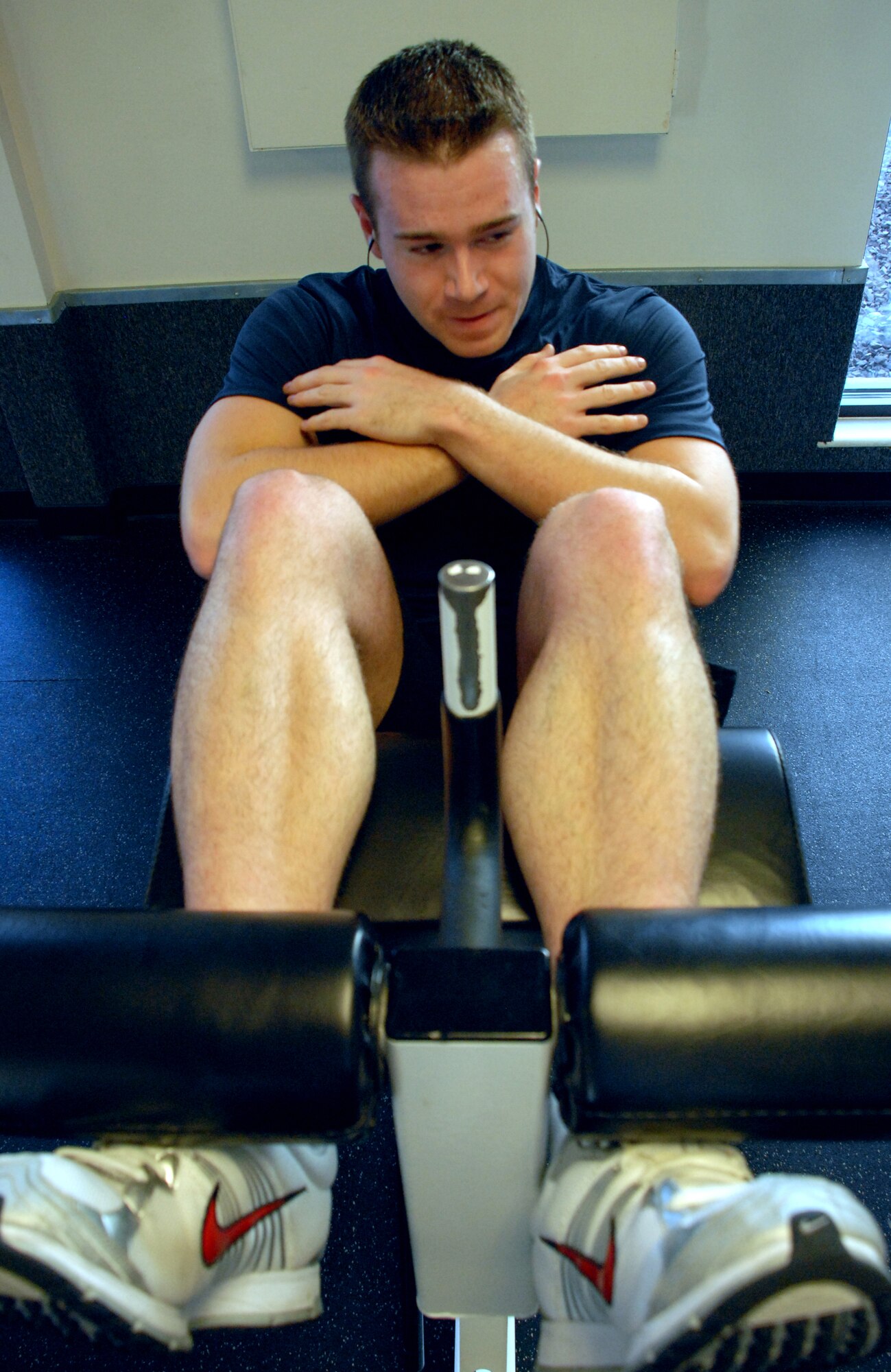 DOVER AIR FORCE BASE, Del. ? 2nd Lt. Adam Gregory, 436th Airlift Wing, does sit ups on an incline machine, to achieve his New Year?s goal. ?My New Year?s resolution is to work out at the gym, five days a week,? said the lieutenant. (U.S. Air Force photo/ Airman 1st Class Shen-Chia Chu) 