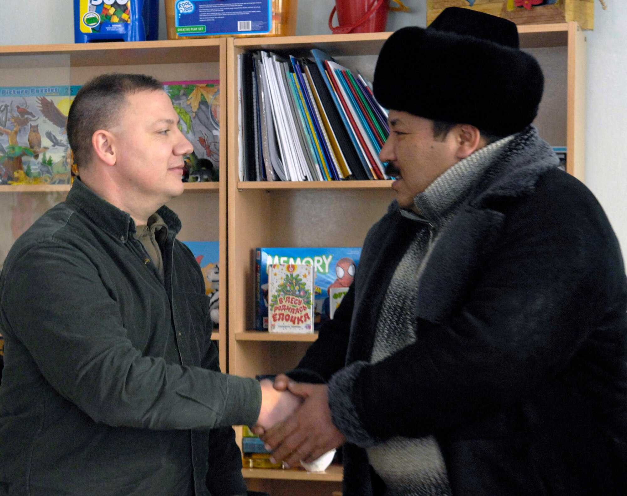 Villiage Mayor Tynchtykbek Ybykeyev thanks Senior Master Sgt. Reynold Albright for the work done by him and other volunteers over the past four months Jan. 24 at a preschool in Vasilievka, Kyrgyzstan. Sergeant Albright is the 376th Expeditionary Operations Group superintendent and volunteers from Manas Air Base, Kyrgyzstan, installed and insulated windows in the main part of the school. (U.S. Air Force photo/Senior Ariman Tabitha Kuykendall) 
