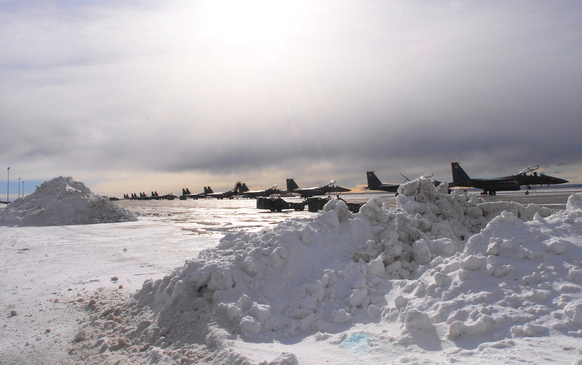 MOUNTAIN HOME AIR FORCE BASE, Idaho -- F-15E Strike Eagles sit on the snowy flightline as maintainers scramble to get the jets ready for the Phase II portion of Exercise Sharpshooter 08-03 here, Feb 1. Units across the base are participating in the exercise to prepare personnel and equipment for the upcoming March 2008 Operational Readiness Inspection. (U.S. Air Force photo/ Airman 1st Class Ryan Crane)