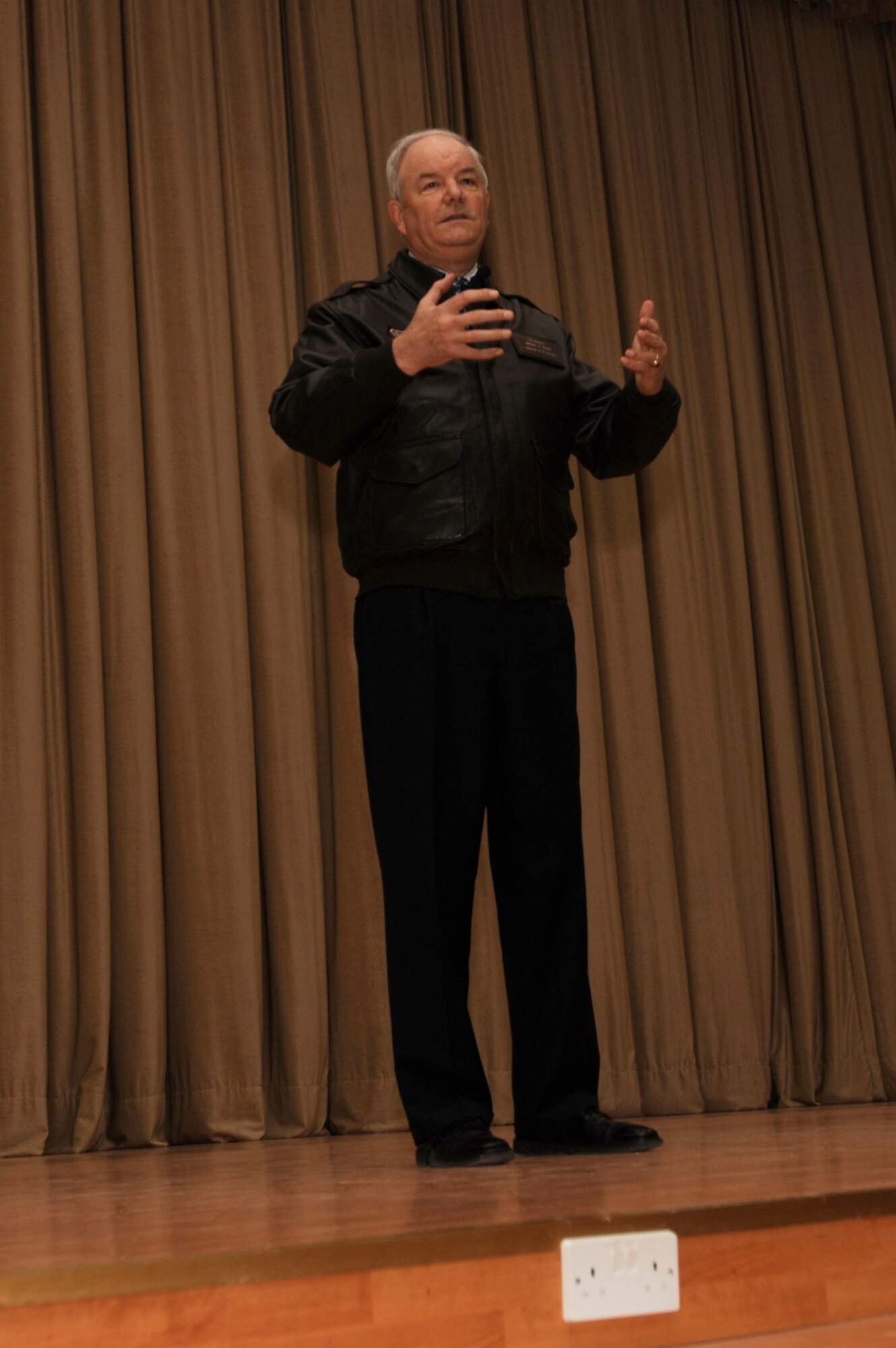 SOUTHWEST ASIA -- Secretary of the Air Force Michael Wynne, speaks at an Airman’s Call with members of the 386th Air Expeditionary Wing Feb. 1, 2008, during his visit to an air base in the Persian Gulf Region. The SECAF spoke with more than 400 Airmen during his visit about a variety of topics related to today’s Airmen and the future of the Air Force. Secretary Wynne also gained greater insight on the 6,800 plus Airmen deployed throughout Southwest Asia in non-traditional Air Force functions.  (U.S. Air Force photo/ Staff Sgt. Patrick Dixon)
