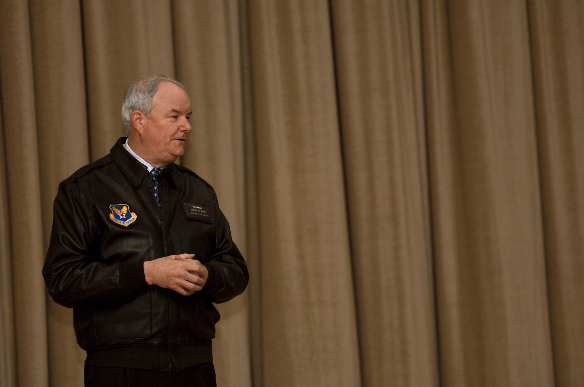 SOUTHWEST ASIA -- Secretary of the Air Force Michael Wynne, speaks at an Airman’s Call with members of the 386th Air Expeditionary Wing Feb. 1, 2008, during his visit to an air base in the Persian Gulf Region. The SECAF spoke with more than 400 Airmen during his visit about a variety of topics related to today’s Airmen and the future of the Air Force. Secretary Wynne also gained greater insight on the 6,800 plus Airmen deployed throughout Southwest Asia in non-traditional Air Force functions.  (U.S. Air Force photo/ Staff Sgt. Patrick Dixon)