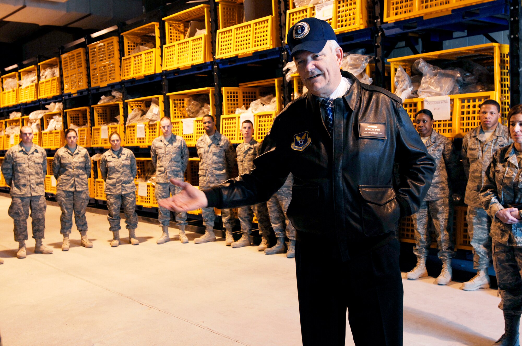 Secretary of the Air Force Michael Wynne, speaks to Airmen of the 386th Expeditionary Logistic Readiness Squadron during his visit Feb. 1. The SECAF spoke with more than 400 Airmen during his visit and gained greater insight on the 6,800 plus Airmen deployed throughout Southwest Asia in non-traditional Air Force functions. (U.S. Air Force photo/Senior Airman Patrick Dixon)