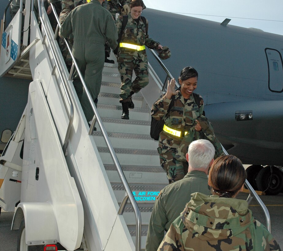Senior Master Sgt. Charisse Williamson high fives 940th Air Refueling Wing vice commander Col. David Mitchell upon her return to Beale Air Force Base, Calif. The sergeant was one of about 180 Reservists assigned to the Wing who participated in an operational readiness inspection from Feb. 5-9, 2008, in Gulfport, Miss. The wing had practiced for a year to hone their war fighting skills that test the Reservists ability to deploy, operate and survive in a hostile environment. (US Air Force photo/Master Sgt Ellen L Hatfield)