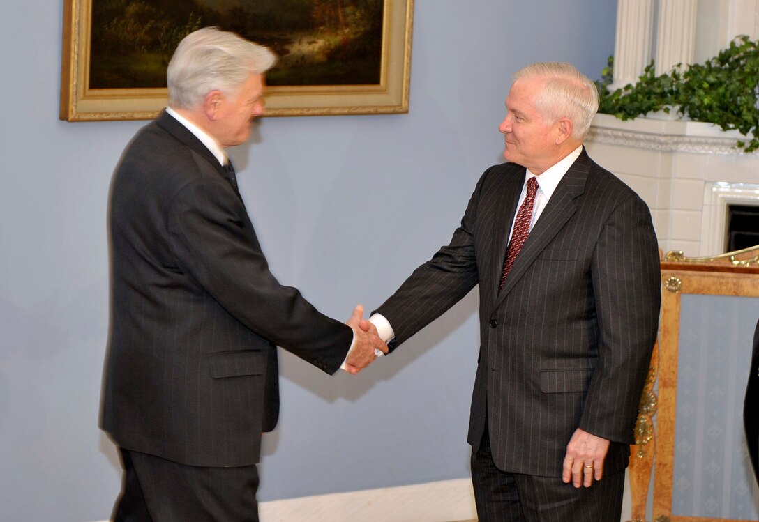 Lithuanian President Valdas Adamkus welcomes U.S. Defense Secretary Robert M. Gates to the Presidential palace in Vilnius, Feb. 8, 2008.