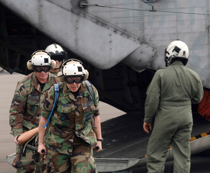 Maj. Laura Peterson and Tech. Sgt. Marcus Andrade hone their helicopter evacuation skills during a Pacific Lifeline training exercise Jan. 30 at the Kona International Airport at Kona, Hawaii. The 363rd Heavy Mobile Helicopter Squadron, Kaneohe Marine Corps Base, Hawaii, provided a CH-53D Sea Stallion and aircrew members to provide realistic hands-on training. Major Peterson and Sergeant Andrade are from the 3rd Expeditionary Medical Squadron from Elmendorf Air Force Base, Alaska. More than 80 members of the 3rd EMEDS participated in the humanitarian assistance and disaster relief exercise that took place from three locations within the Hawaiian Islands Jan. 20 to Feb. 9. (U.S. Air Force photo/Staff Sgt. Patrick Mitchell) 