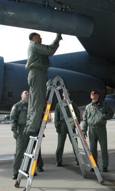 Active-duty aircrew pre-flight a targeting pod Thursday, Jan. 24, as Reservist Lt. Col. William Floyd (far right) looks on. (U.S. Air Force photo/Master Sgt. Sherri Bohannon)