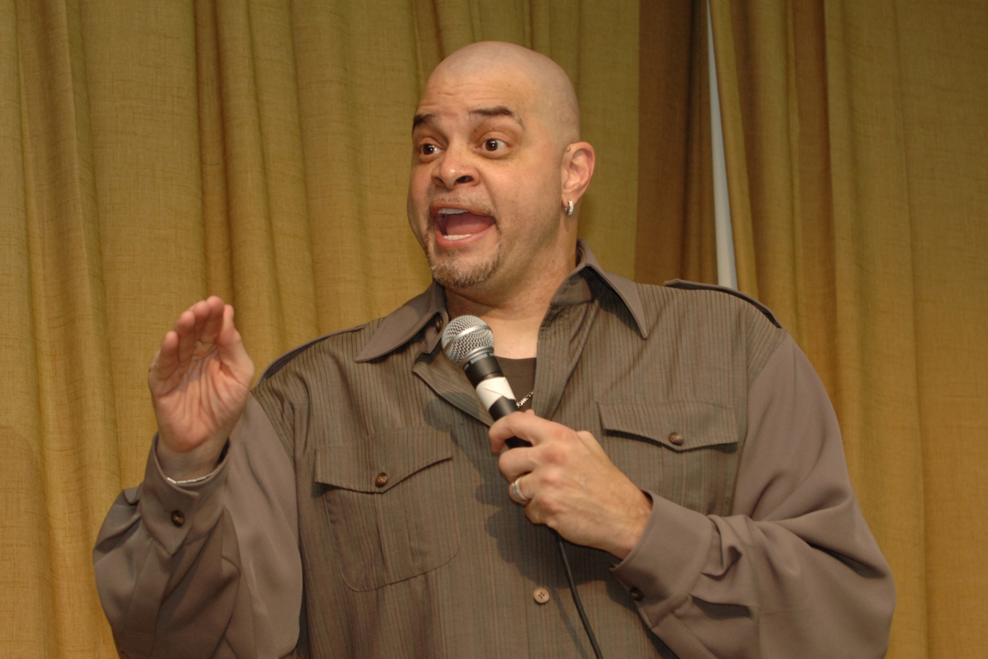 MISAWA AIR BASE, Japan -- Comedian Sinbad tells a joke at the Collocated club here Feb. 8, 2008. Sinbad, an Air Force and Tops in Blue veteran, is currently touring the U.S. military bases in Japan. During his comedy show here he interacted with the audience, asking what their problems were and providing comedic solutions. (U.S. Air Force photo by Chief Master Sgt. Michael Atkinson)