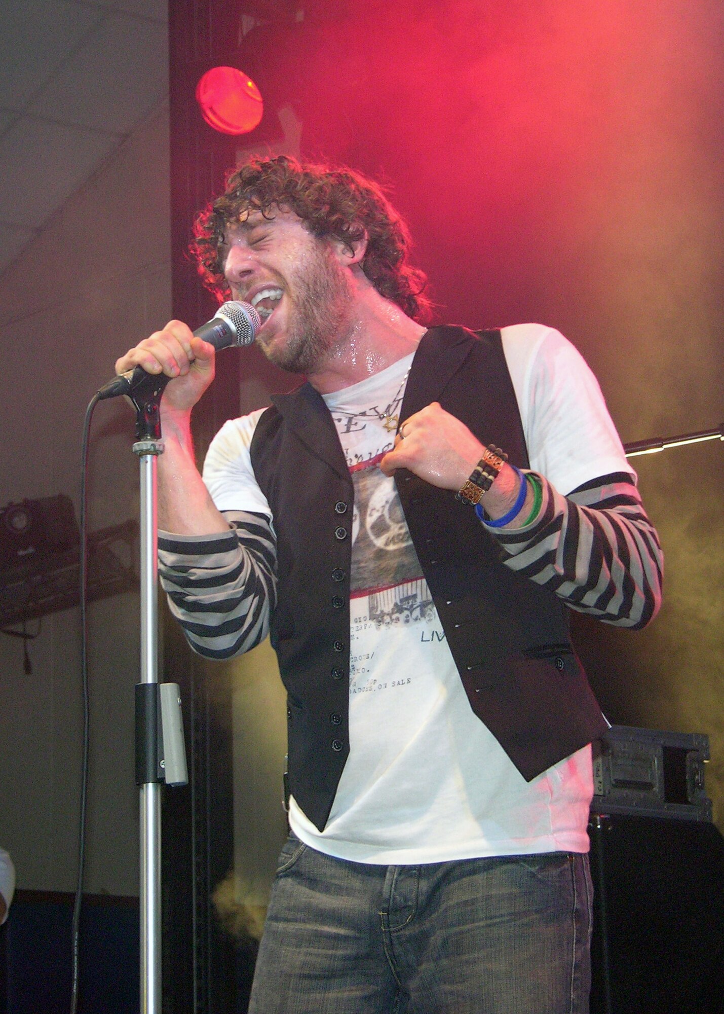Elliott Yamin, American Idol season five star, performs several songs for Lakenheath members Feb 14. Lakenheath was the first stop on the idol’s United Services Organization European tour. Mr. Yamin also toured the base flightline, a static display and was given the wing mission brief. (U.S. Air Force photo by Capt. Alysia Harvey)
