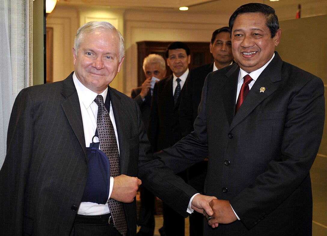 Indonesian President Susilo Bambang Yudhoyono, right, greets U.S. Defense Secretary Robert M. Gates at the presidential palace in Jakarta, Indonesia, Feb. 25, 2008. Gates traveled to the Southeast Asian nation to meet with Indonesian leaders and give remarks at the Indonesian Council on World Affairs.