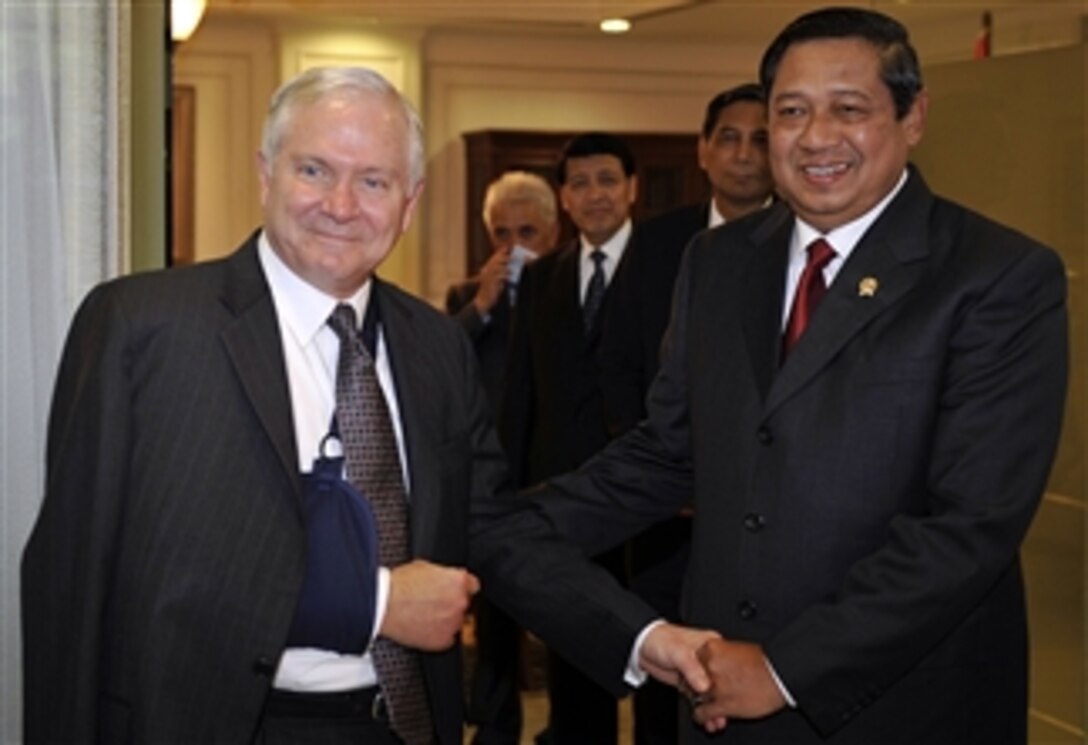 U.S. Defense Secretary Robert M. Gates, left, shakes hands with Indonesian President Susilo Bambang Yudhoyono at the presidential palace in Jakarta, Indonesia, Feb. 25, 2008.