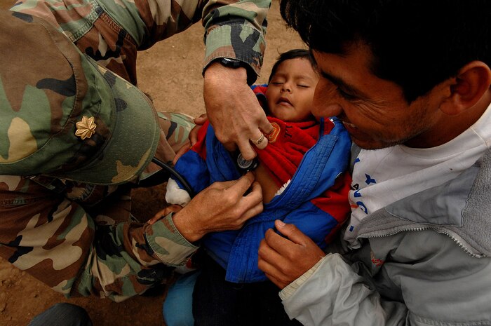 Maj. Joseph Hallock, a pediatric nurse practitioner with Joint Task Force-Bravo, treats a young patient during humanitarian efforts in Pisco, Peru, Aug. 20, 2007.  Major Hallock is a pediatric nurse practitioner with Joint Task Force-Bravo (U.S. Air Force photo/ Tech. Sgt. Jeremy Lock) 