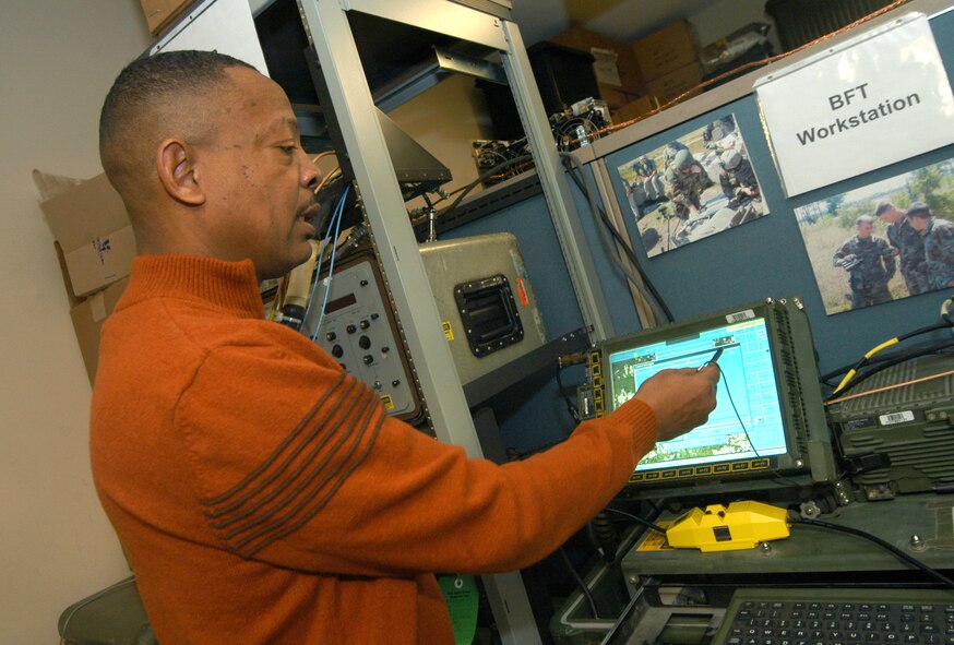 Willie Jackson, integration engineer, illustrates how the Blue Force Tracker can identify and locate units anywhere in the world. (Air Force photo by Sue Sapp)