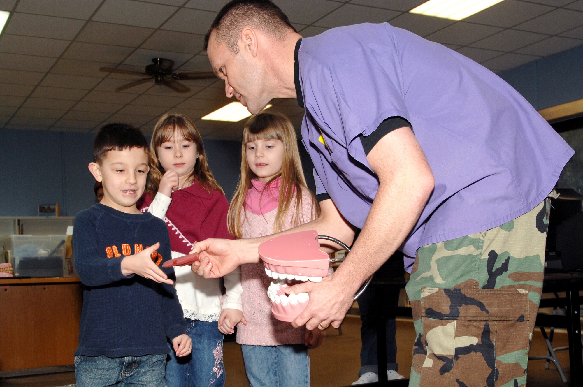 SPANGDAHLEM AIR BASE, Germany – Maj. Brian Penton, 52nd Dental Squadron, shows Spangdahlem Elementary School students proper dental care techniques Feb. 27, 2008. Members of the 52nd DS visited base schools and child development centers throughout the month as part of Children’s Dental Health Month to teach children how to take care of their teeth. (U.S. Air Force photo/Senior Airman Logan Tuttle)