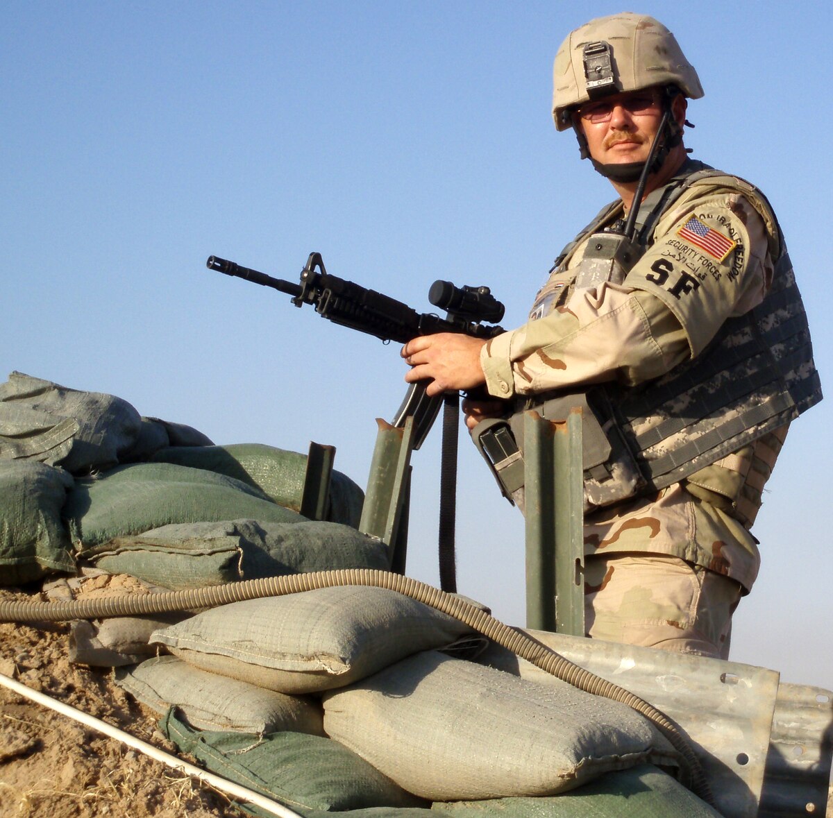 USAF Airman Security Force in Iraq Hot Toys - Machinegun