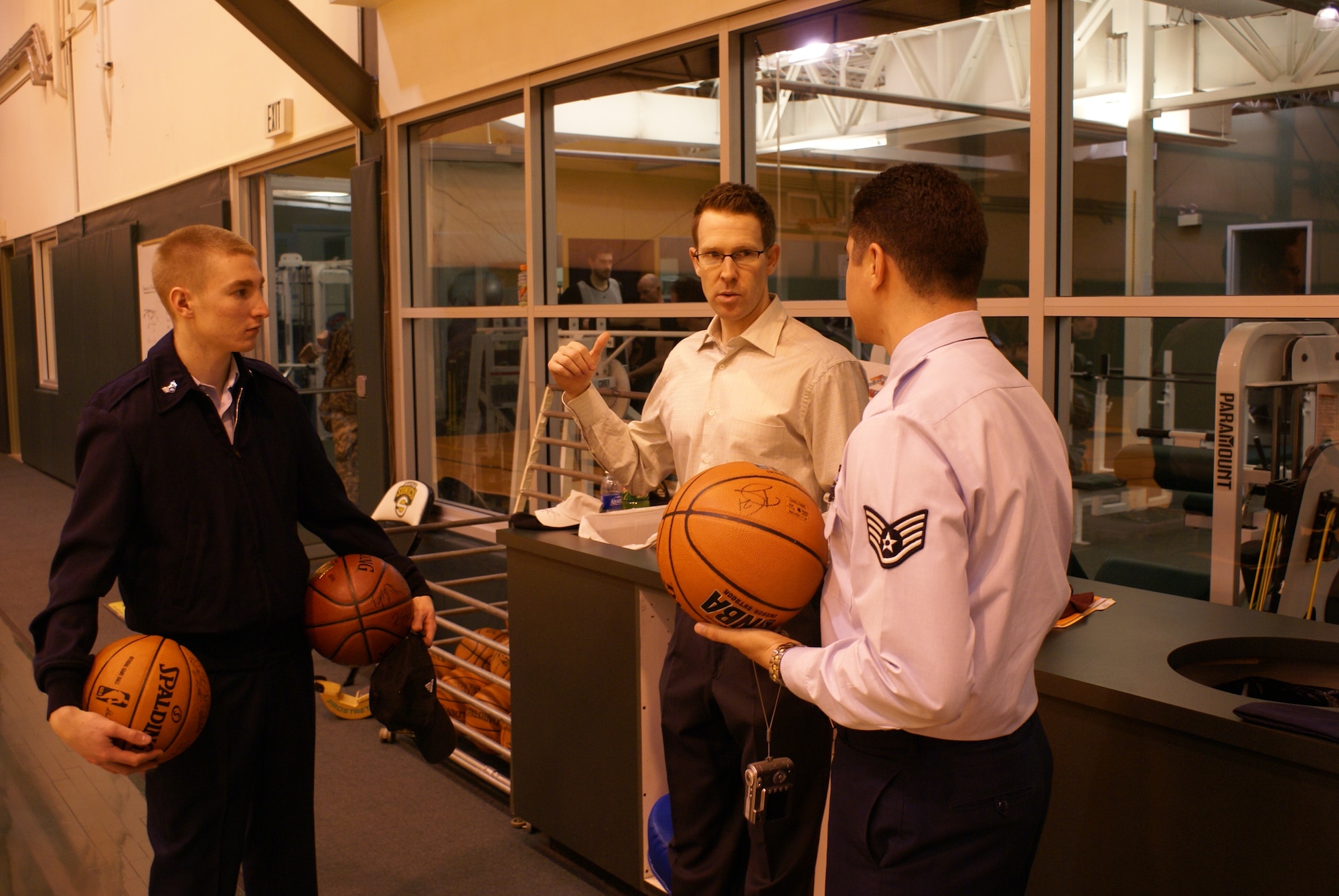 Sonics general manager Sam Presti, center, talks basketball with Senior
Airman Troy Bame, 62nd Operations Support Squadron, left, and Sergeant Tercero. (Photos by Tyler Hemstreet.)