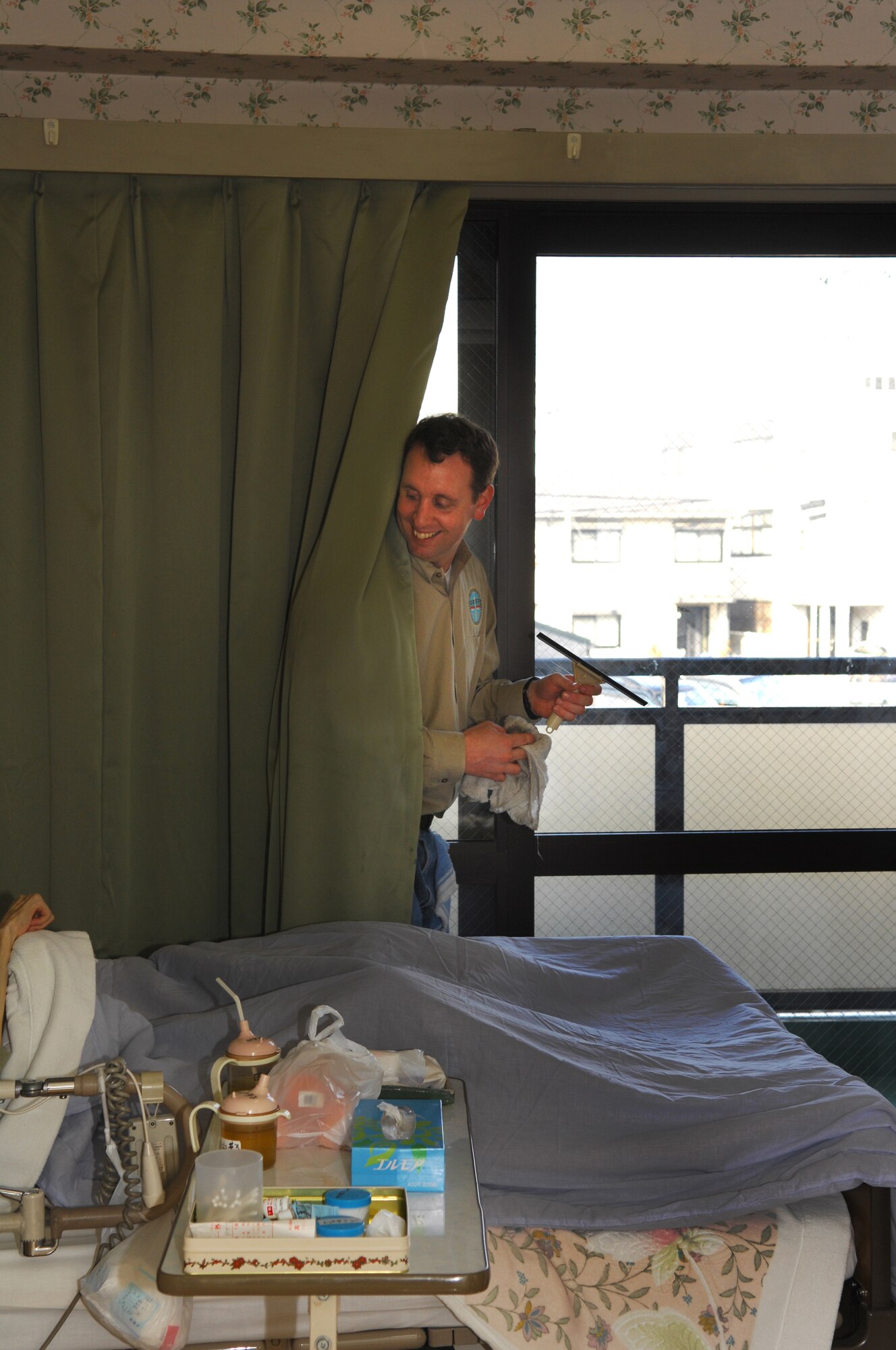 YOKOTA AIR BASE, JAPAN - Special Agent David Uslan, from the Air Force Office of Special Investigation, 6th Field Investigation Squadron, starts cleaning an individual room window the Yokota Home, a retirement home located near Yokota, on Jan 8, 2008. The AFOSI visited the home and cleaned it for the residents. (U.S.Air Force photo by Osakabe Yasuo)