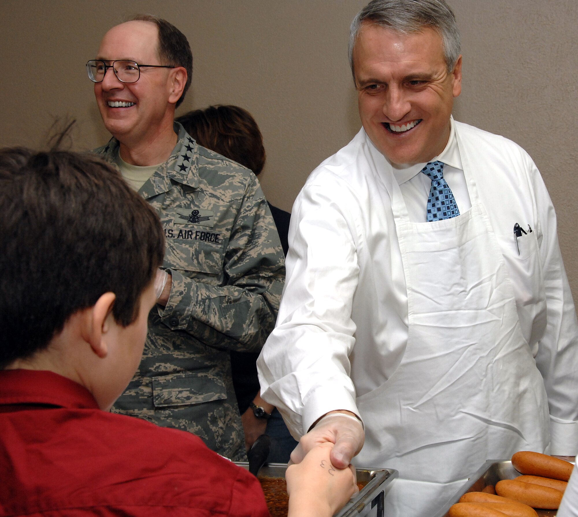 Colorado Gov. Bill Ritter, Jr. meets families of deployed Airmen during the monthly Combined Peterson/Schriever AFB Deployed Families Dinner Jan. 4. Governor Ritter met with more than 200 family members, and expressed his support for them and their deployed spouses. (U.S. Air Force photo/Duncan Wood)