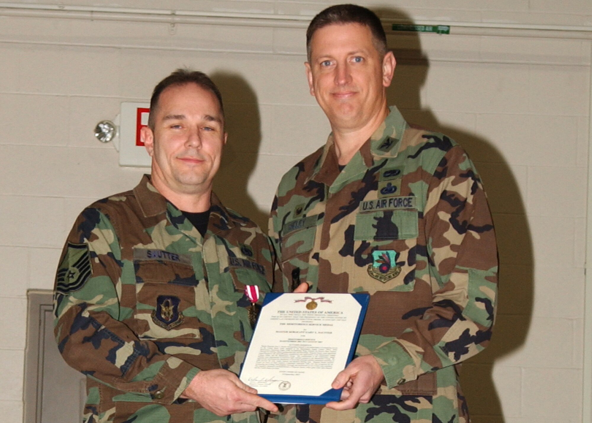GRISSOM AIR RESERVE BASE, Ind., -- Master Sgt. Gary Sautter, left, a material control technician with the 434th Maintenance Operations Flight, receives the Air Force Meritorious Service Medal from Col. Stan Sheley, 434th Maintenance Group commander, during the MXG commanders call held on the January unit training assembly. (Air Force photo/Senior Airman Ben Mota)