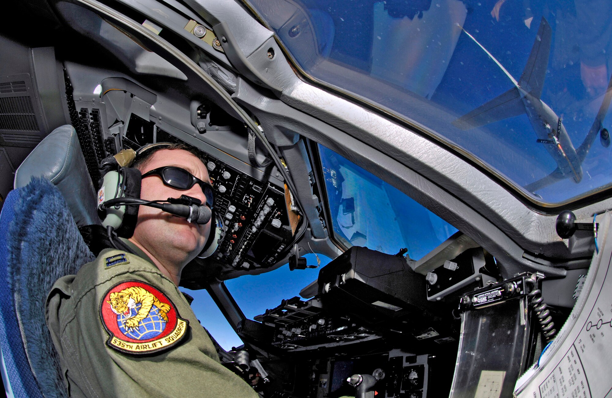 Capt. Corey Reed pulls his C-17 Globemaster III up to a KC-135 Stratotanker Jan. 7 during aerial refueling practice over Oahu, Hawaii. Capt. Reed is from the 535th Airlift Squadron, Hickam Air Force Base, Hawaii. The KC-135 is from the 117th Air Refueling Wing, Birmingham, Ala. (U.S. Air Force photo/Tech. Sgt. Shane A. Cuomo)