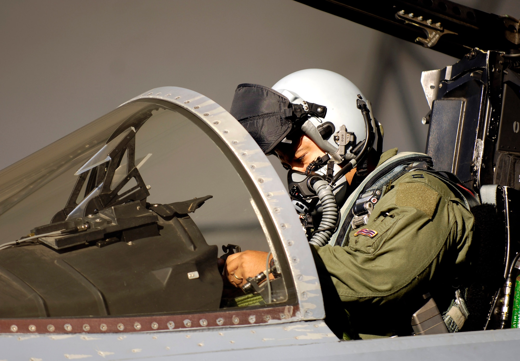 Capt. Philip Mallory prepares his F-15 Eagle to begin flying for his currency training Jan. 9 at Hickam Air Force Base, Hawaii. Captain Mallory is from the 199th Fighter Squadron of the Hawaii Air National Guard. Pilots of the 199th FS have not flown since the Air Force grounded their F-15 fleet Nov. 3, 2007. Air Combat Command officials cleared a portion of its F-15 A through D models to begin flying Jan. 9. (U.S. Air Force photo/ Tech. Sgt. Shane A. Cuomo) 
