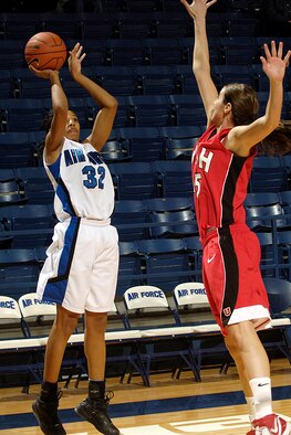 U.S. Air Force Academy Falcon senior forward Alecia Steele shoots during the 60-50 loss against Utah Jan. 9 in Clune Arena at Colorado Springs, Colo. The Falcons lost season scoring and rebounding leader Alecia Steele to an injury with a minute left to go in the half. Steele, who finished with eight rebounds and six points, reaggravated an ankle injury suffered earlier in the season and did not return in the second half. (U.S. Air Force photo/Dave Ahlschwede) 
