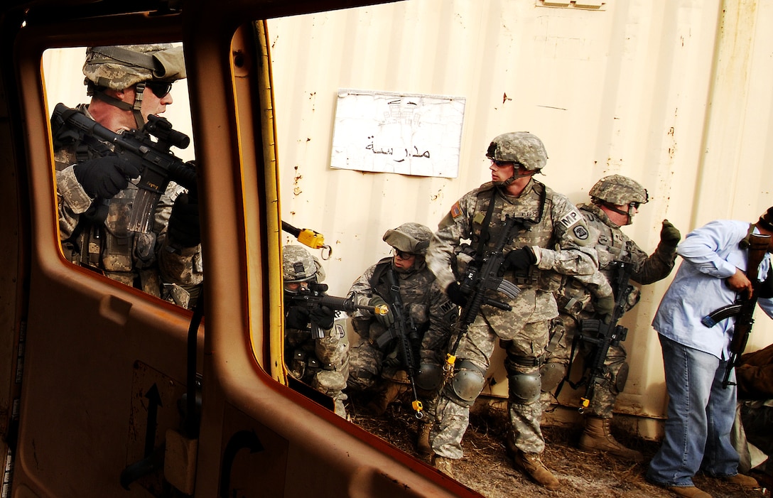 Soldiers of the 186th Military Police Company, Iowa Army National Guard ...