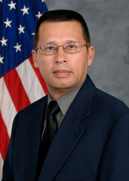 Robert LeFever is the 2007 Professional/Analytical Employee of the Year. (U.S, Air Force photo by Senior Airman Schelli Jones) 