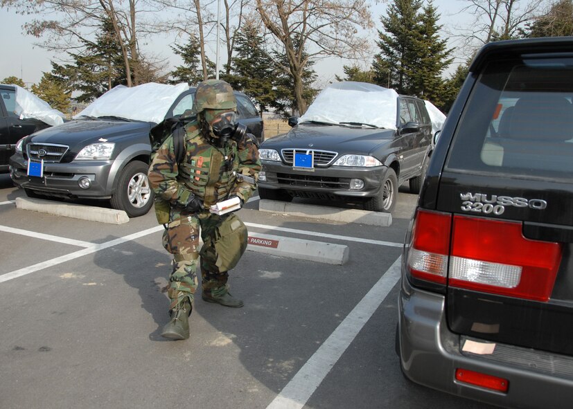 OSAN AIR BASE, Republic of Korea -- Staff Sergeant Sheree Williams performs post-attack reconnaissance around her assigned facility, looking for evidence of an attack or use of chemical or biological weapons during a peninsula-wide exercise at Osan Air Base. The operational readiness exercise tests Team Osan's ability to execute combat operations, receive follow-on forces and defend the base from attack. (U.S. Air Force photo by Senior Master Sergeant Marvin Krause)
