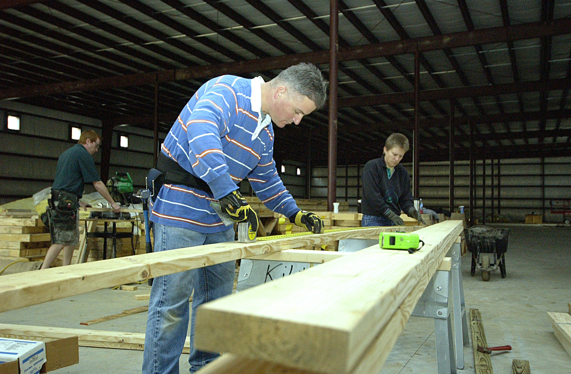 Top 3, Team Charleston members help Habitat for Humanity