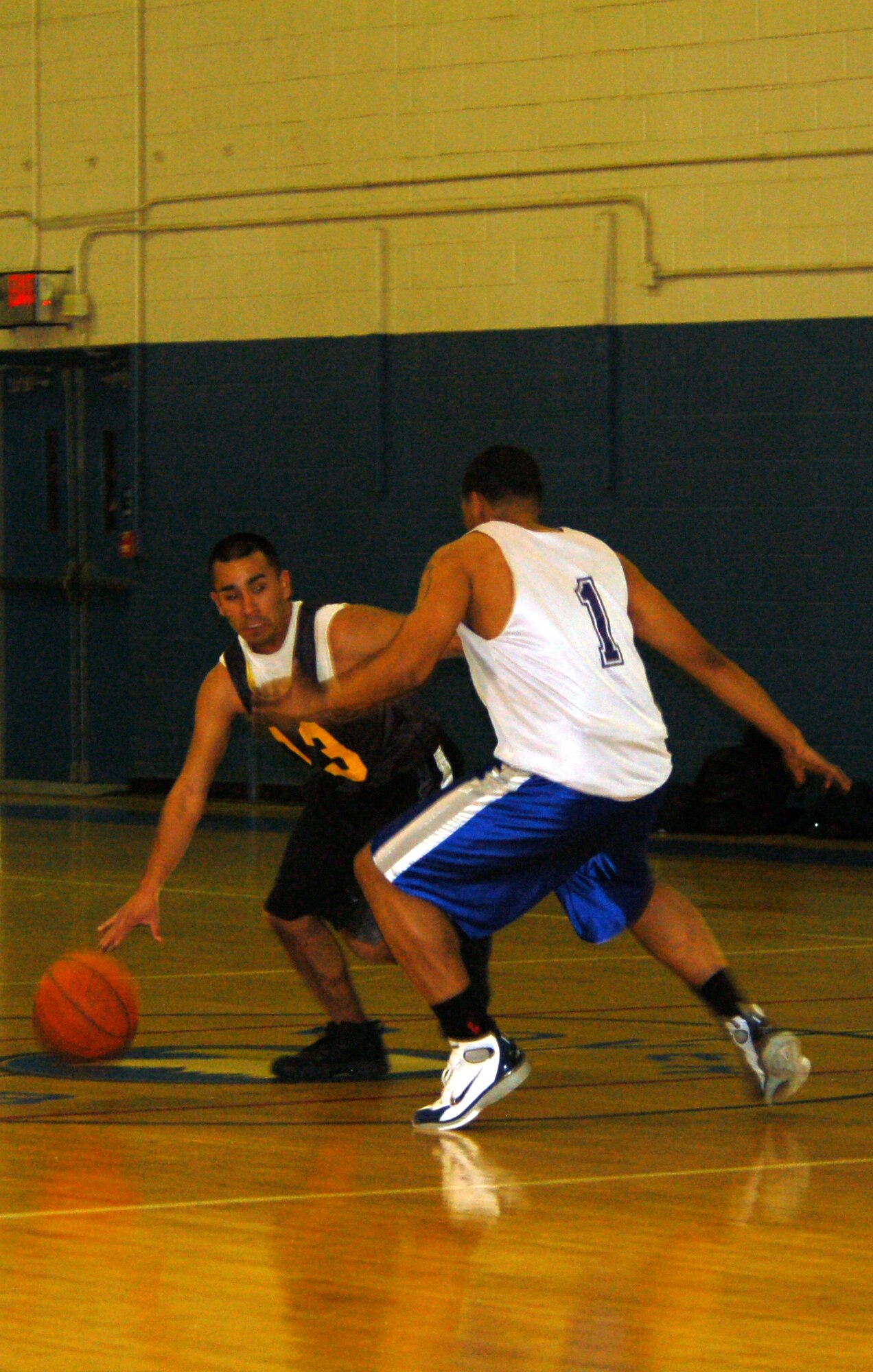 Rure Salinas, 436th Aerial Port Squadron, dribbles and passes up a 3rd Airlift Squadron opponent during an intramural basketball game on Dover Air Force Base Jan. 14. The 3rd AS won the game against the 436th APS’s ‘B-Team’ with a score of 40 – 39. (U.S. Air Force photo/ Airman Shen-Chia Chu)