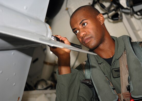 ANDERSEN AFB, GUAM -- U.S. Air Force Capt. Joseph Tulloss, 393rd Expeditionary Bomb Squadron checks out the overall condition of a 2,000 lb. unguided munition during a routine preflight inspection Jan. 16, 2008. Captain Tulloss is a B-2 Spirit pilot deployed from Whiteman AFB, Mo. (U.S. Air Force photo by Staff Sgt. Vanessa Valentine.)