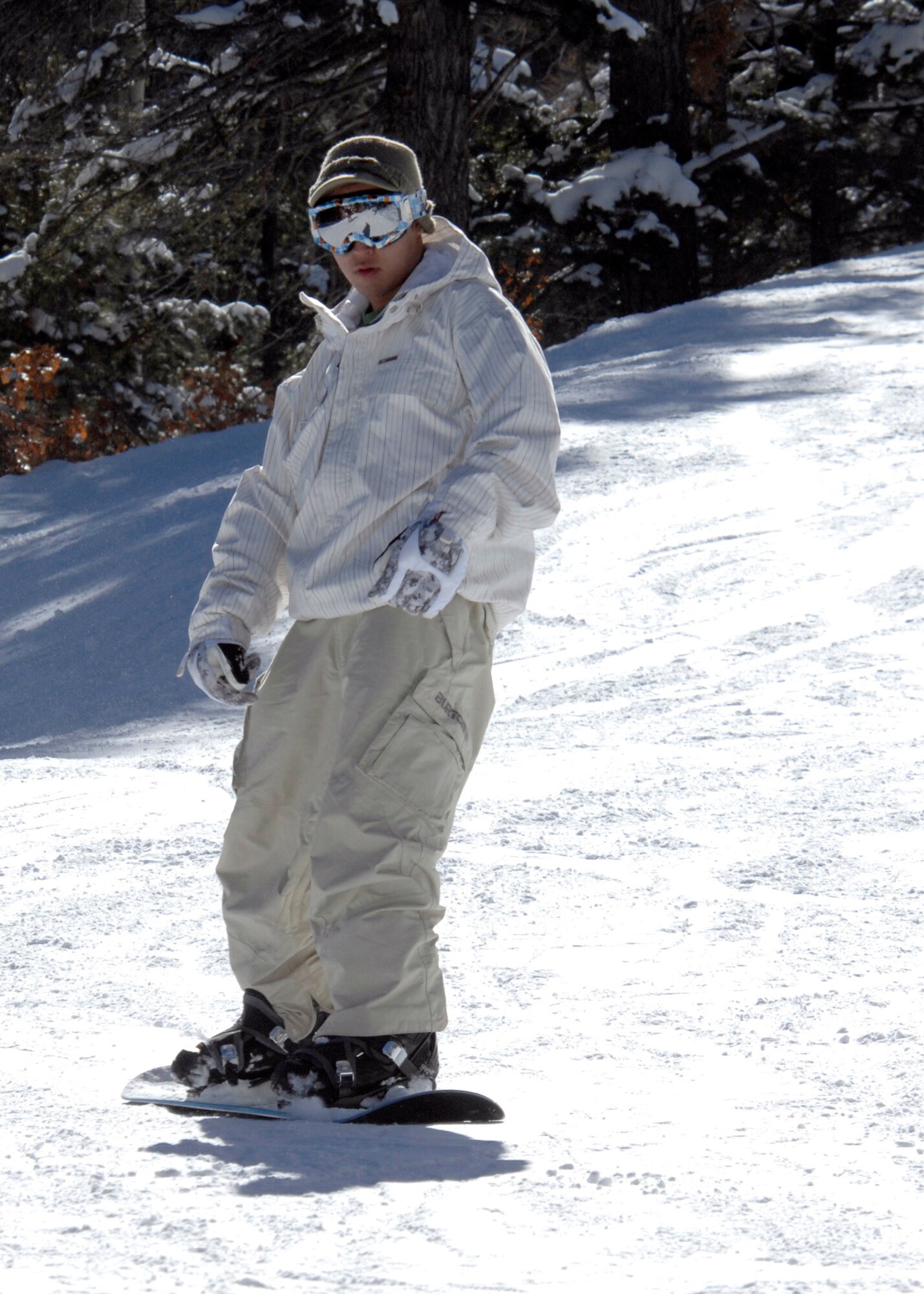 CANNON AIR FORCE BASE, N.M. - Senior Airman Kon Lee, 27th Special Operations Comptroller Squadron, snowboards down the mountain at Sipapu Ski Resort, N.M. Jan. 12. Airman Lee was one of 30 Airmen on Cannon?s Outdoor Recreation ski trip to Sipapu Ski Resort.(U.S. Air Force photo by Airman 1st Class Erik Cardenas)