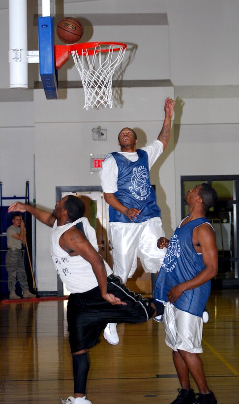 Quincy Broughton of the Altus Dream Team works through two defenders for a lay up during opening action in the Dr. Martin Luther King Jr. basketball tournament at Sheppard Air Force Base, Texas. All Kutz, from Wichita Falls, defeated Altus 88-84. (U.S. Air Force photo/John Ingle)