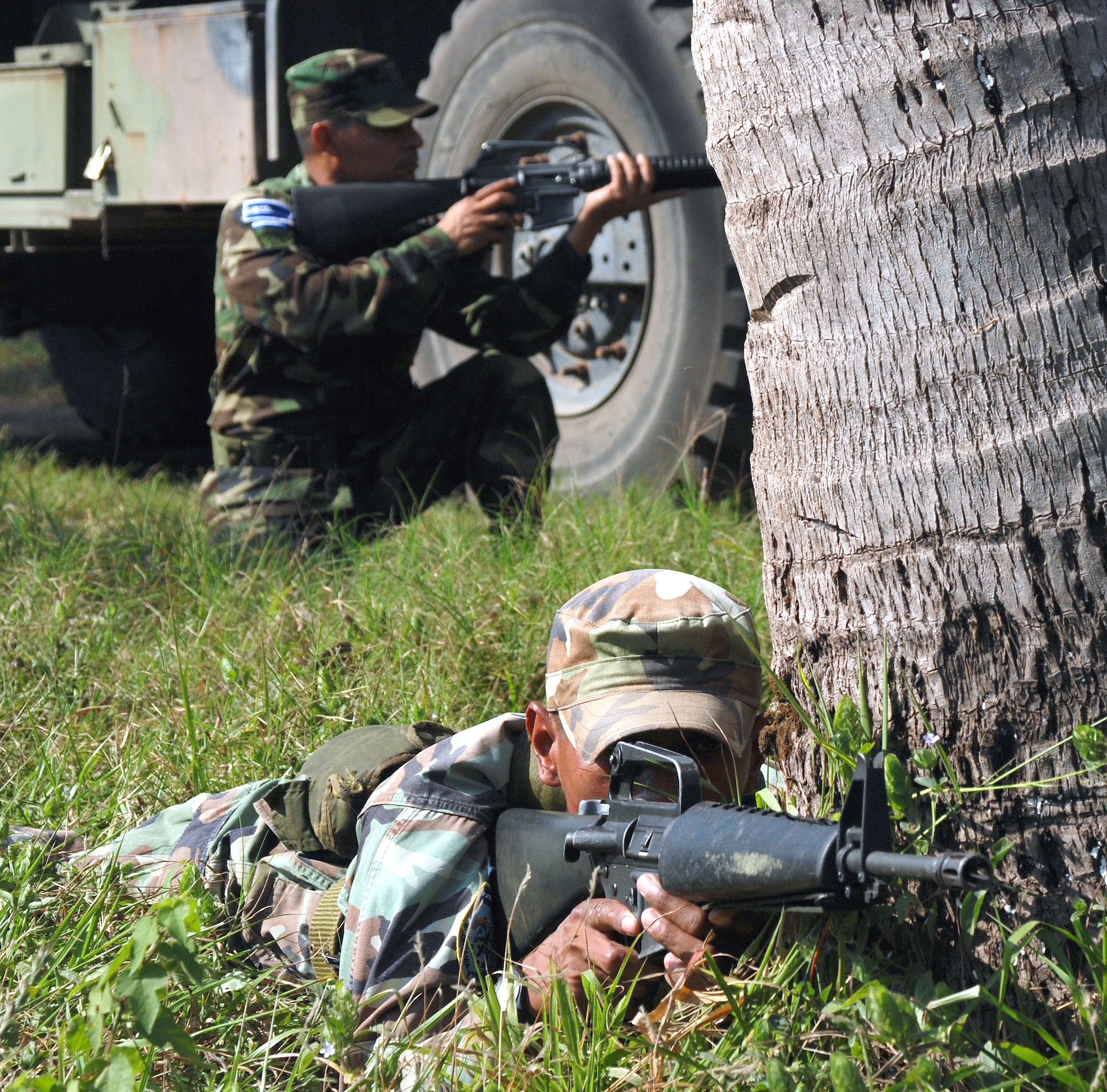 Salvadoran military members train for their upcoming deployment to support Operation Iraqi Freedom. A 14-person U.S. team from Joint Task Force – Bravo, Soto Cano Air Base, Honduras, provided combat lifesaver training, combat driving techniques, and communications and Global Positioning Satellite equipment operation. (U.S. Air Force Photo by Tech. Sgt. John Asselin)