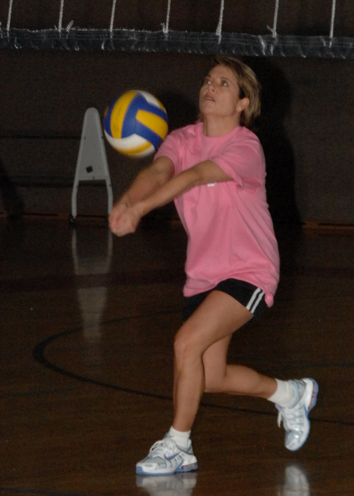 SPANGDAHLEM AIR BASE, Germany – Tech Sgt. Amanda Hendrix, Area Defense Council, sets the ball for the Tier II team in the volleyball game against the Top 3 at the Skelton Memorial Fitness Center Jan. 25, 2008. (U.S. Air Force photo/Airman 1st Class Jenifer Calhoun)