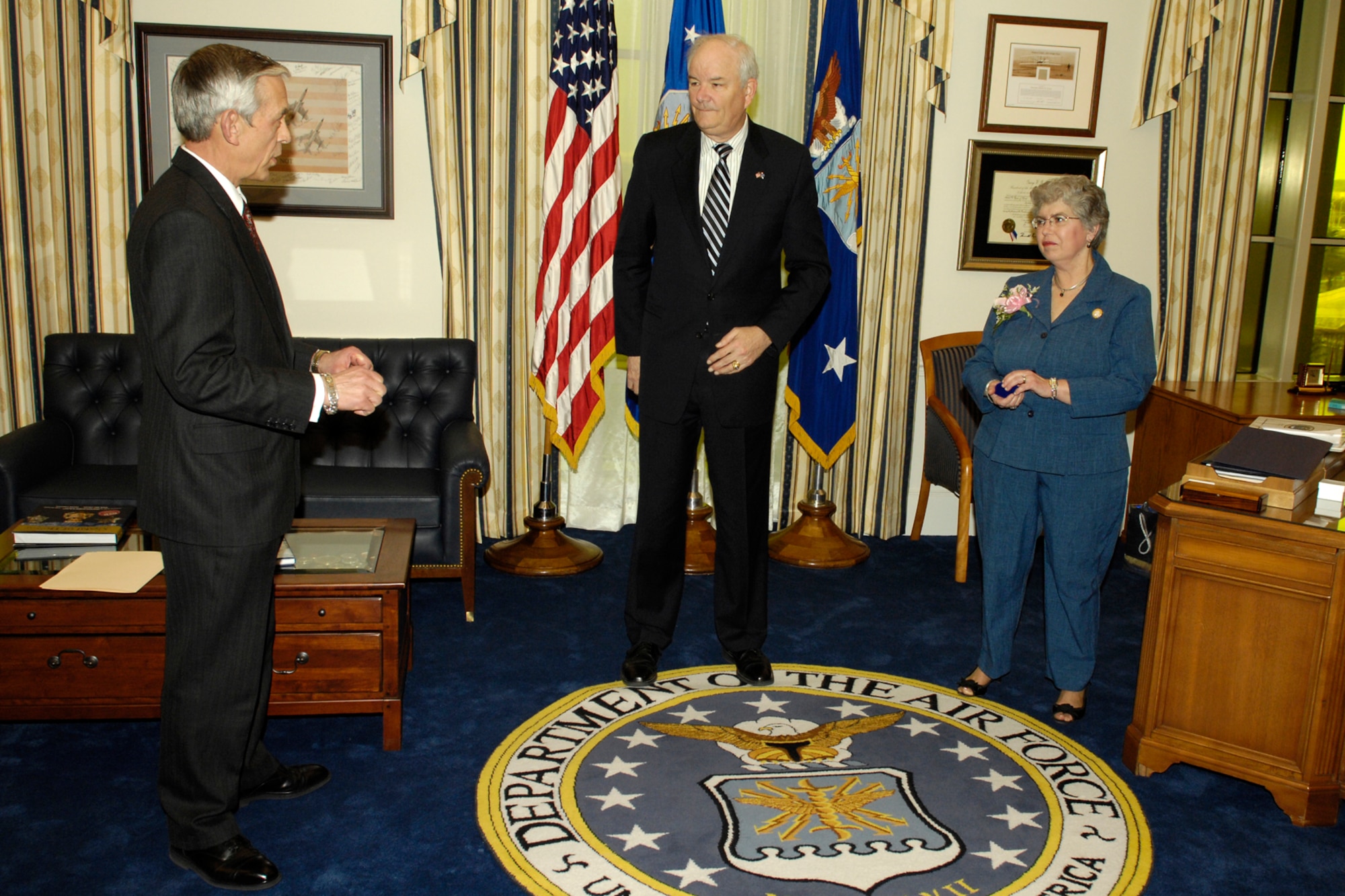 Craig Duehring (left) and his wife, Terri Blevins Duehring, chat with Secretary of the Air Force Michael W. Wynne shortly before Mr. Duehring is sworn in as the Air Force's new assistant secretary of the Air Force for manpower and reserve affairs in a ceremony at the Pentagon Jan. 24. (U.S. Air Force photo/Donna Parry)