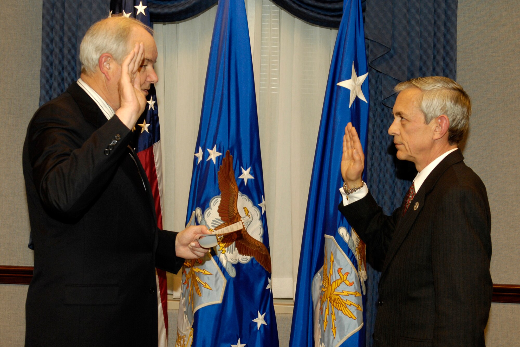Secretary of the Air Force Michael W. Wynne (left) swears in Craig Duehring as the Air Force's new assistant secretary of the Air Force for manpower and reserve affairs in a ceremony at the Pentagon Jan. 24. (U.S. Air Force photo/Donna Parry)