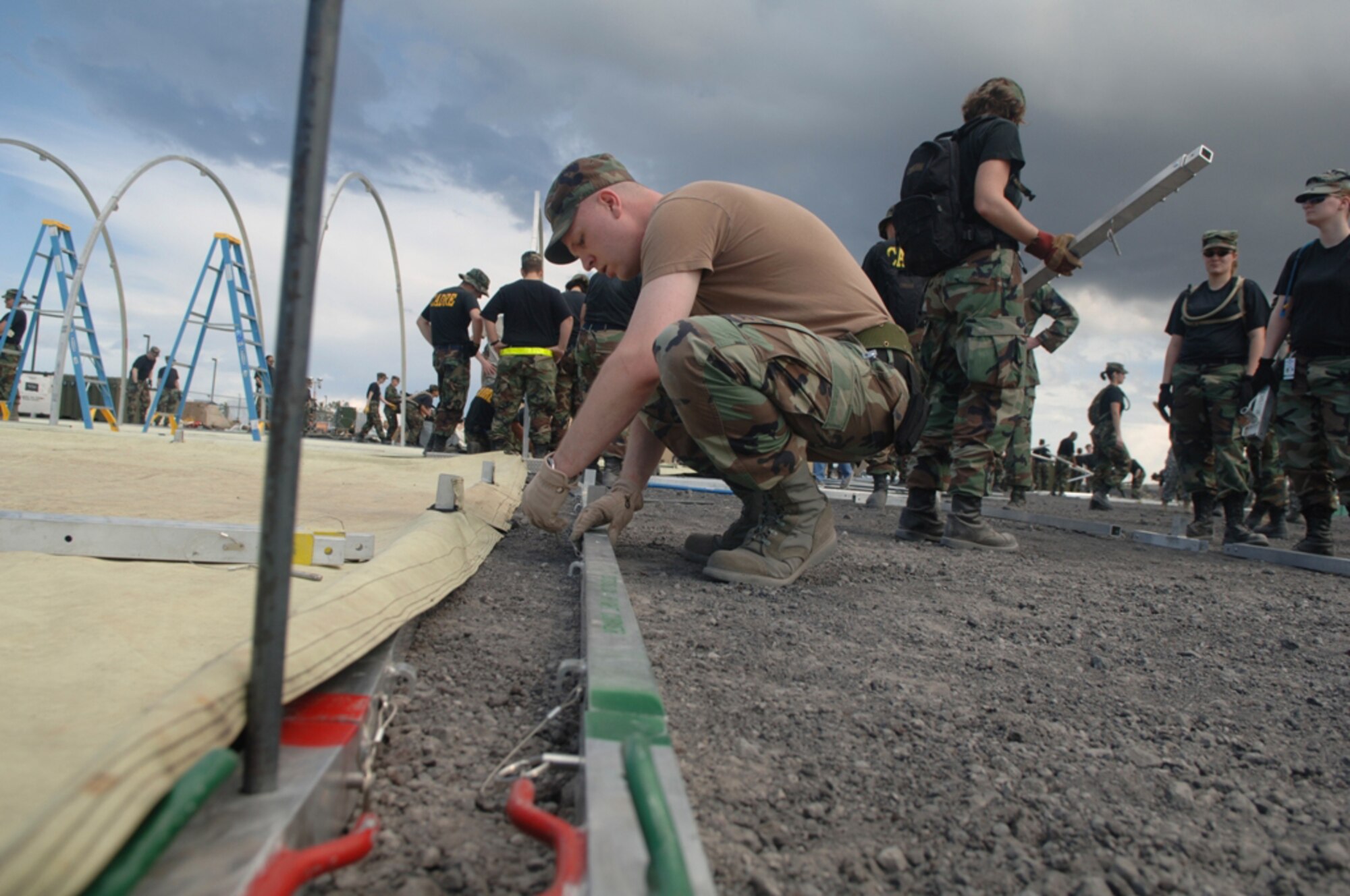 Kona, Hawaii – Staff Sgt. Frank O’laughlin, 3rd Expeditionary Medical Support, Elmendorf Air Force Base, secures the beams that support the foundation of a fully operational mobile hospital at the Kona International Airport Jan. 29. The 3 EMEDS are part of Pacific Air Forces first-ever total force humanitarian assistance and disaster relief exercise, known as Pacific Lifeline, from three locations within the Hawaiian Islands, Jan. 20 to Feb. 9. (USAF Photo/Staff Sgt. Patrick Mitchell)