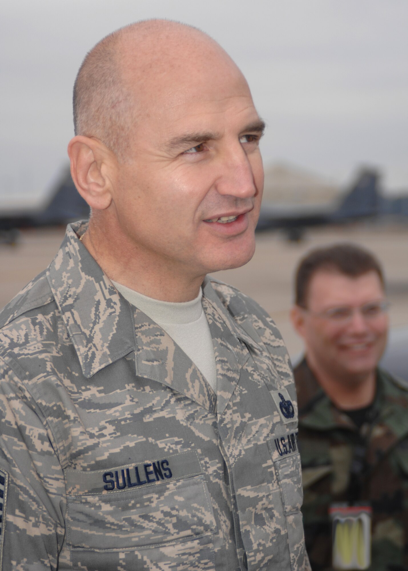 SEYMOUR JOHNSON N.C. - Chief Master Sergeant Steve Sullens, Air Combat Command Command Chief, visits the flightline at Seymour Johnson AFB, N.C. Saturday January 26, 2008. (US Air Force photo by SrA Chad Trujillo)(released)