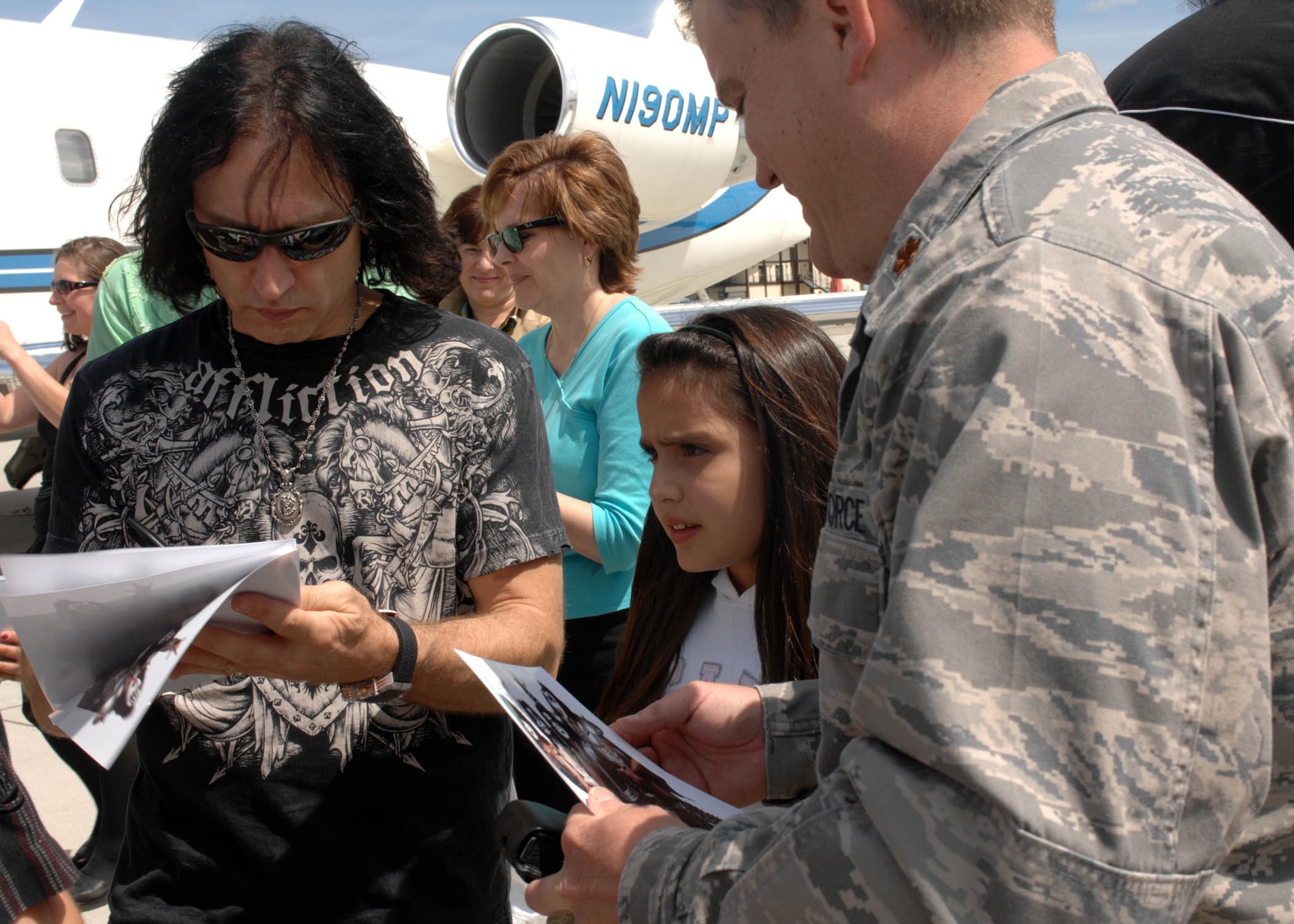 SPANGDAHLEM AIR BASE, Germany -- Eric Singer, drummer of the band Kiss, signs autographs for Maj. Michael Wyatt, commander of the Force Support Squadron, on the flight line June 26, 2008.  (U.S. Air Force photo by Airman 1st Class Jenifer Calhoun)