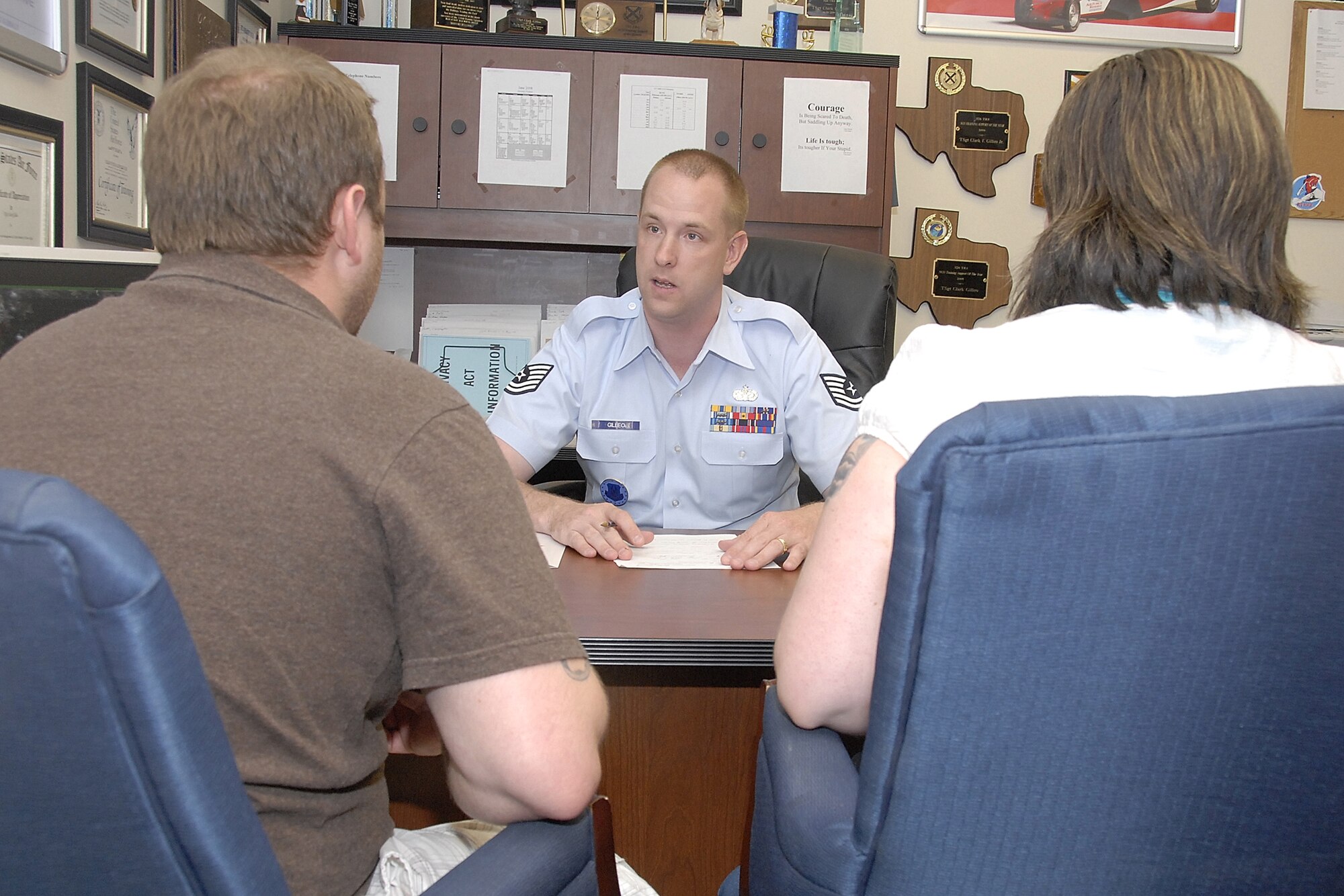 The 442nd Fighter Wing recruiting team, having earned the Air Force Reserve Command Outstanding Team Achievement Award for Recruiting Excellence in January, have again set the recruiting standard for the command by surpassing their 2008 recruiting goal. Here Tech. Sgt. Clark Gilleo, 442nd FW line recruiter, talks with individuals interested in the Air Force Reserve in his Blue Springs, Mo., recruiting office. The 442nd FW is an AFRC A-10 Thunderbolt II fighter unit based at Whiteman Air Force Base, Mo. (US Air Force photo/Master Sgt. Bill Huntington)