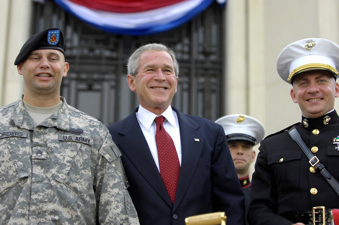 U.S. President George W. Bush poses with wounded service members during the Walter Reed National Military Medical Center ground breaking ceremony held at Bethesda Naval Hospital in Bethesda, Md., July 3, 2008. 