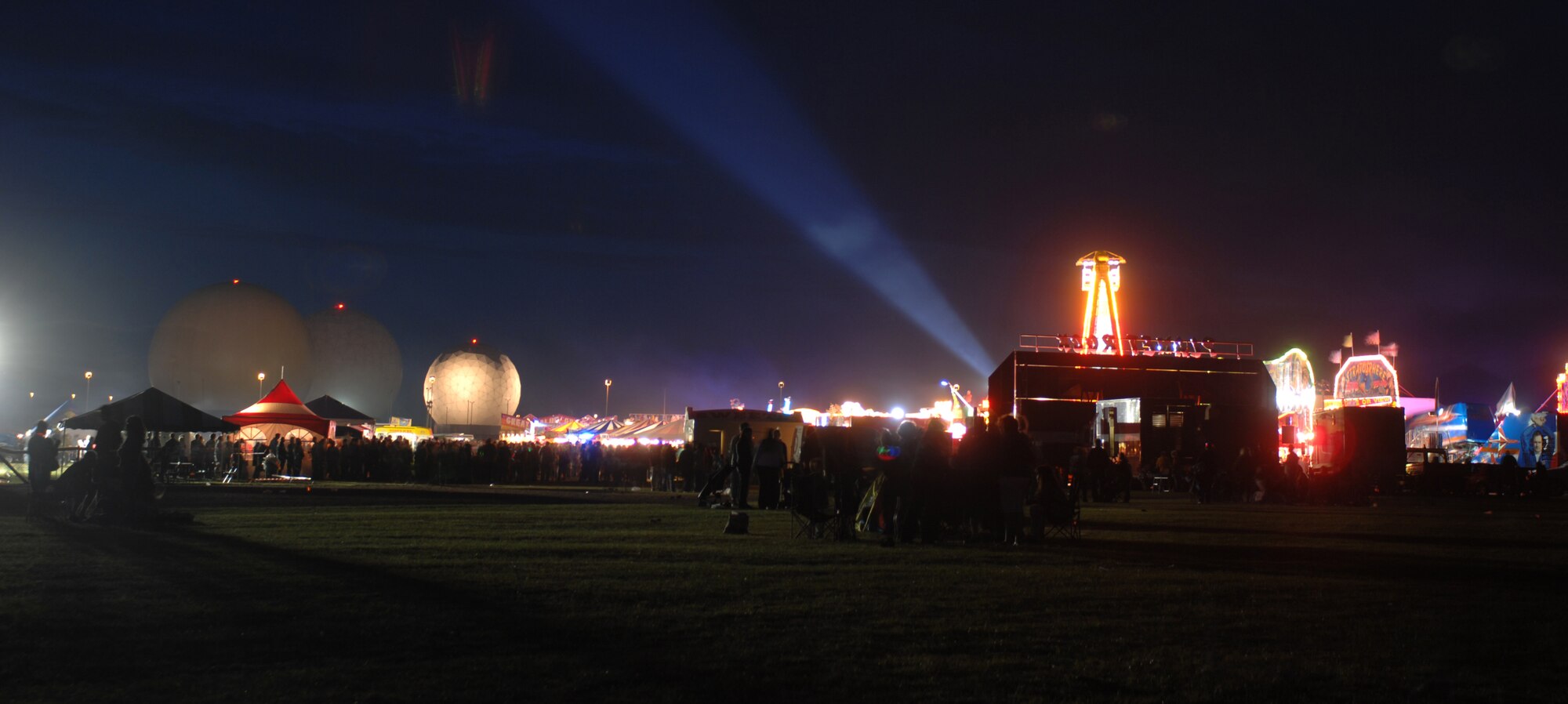 RAF FELTWELL, England -- Crowds from RAFs Mildenhall, Lakenheath, Feltwell, as well as local British civilians wait for the fireworks at RAF Feltwell July 4. Once the fireworks show was complete, the Fourth of July festivities continued for another hour and a half with carnival games, rides and food and drink booths. (USAF photo by: Master Sgt. Tracy L. DeMarco)
