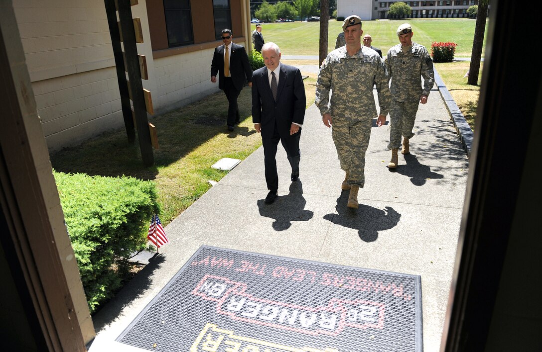 U.S. Defense Secretary Robert M. Gates walks with U.S. Army Col. Mike Kurilla, commander, 2nd Battalion, 75th Ranger Regiment, while on a tour of Fort Lewis, Wash., July 7, 2008. 