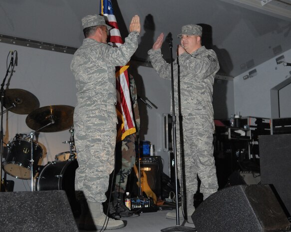 Col. Russell Handy, 57th Wing Commander, re-enlists Staff Sgt. Christopher Calloway, 57th Weapons Support Squadron Command Support Staff member, during the Freedom fest event at Freedom park July 4, 2008 Nellis Air Force Base, Nev.
(U.S. Air Force Photo by Senior Airman Larry E. Reid Jr.)