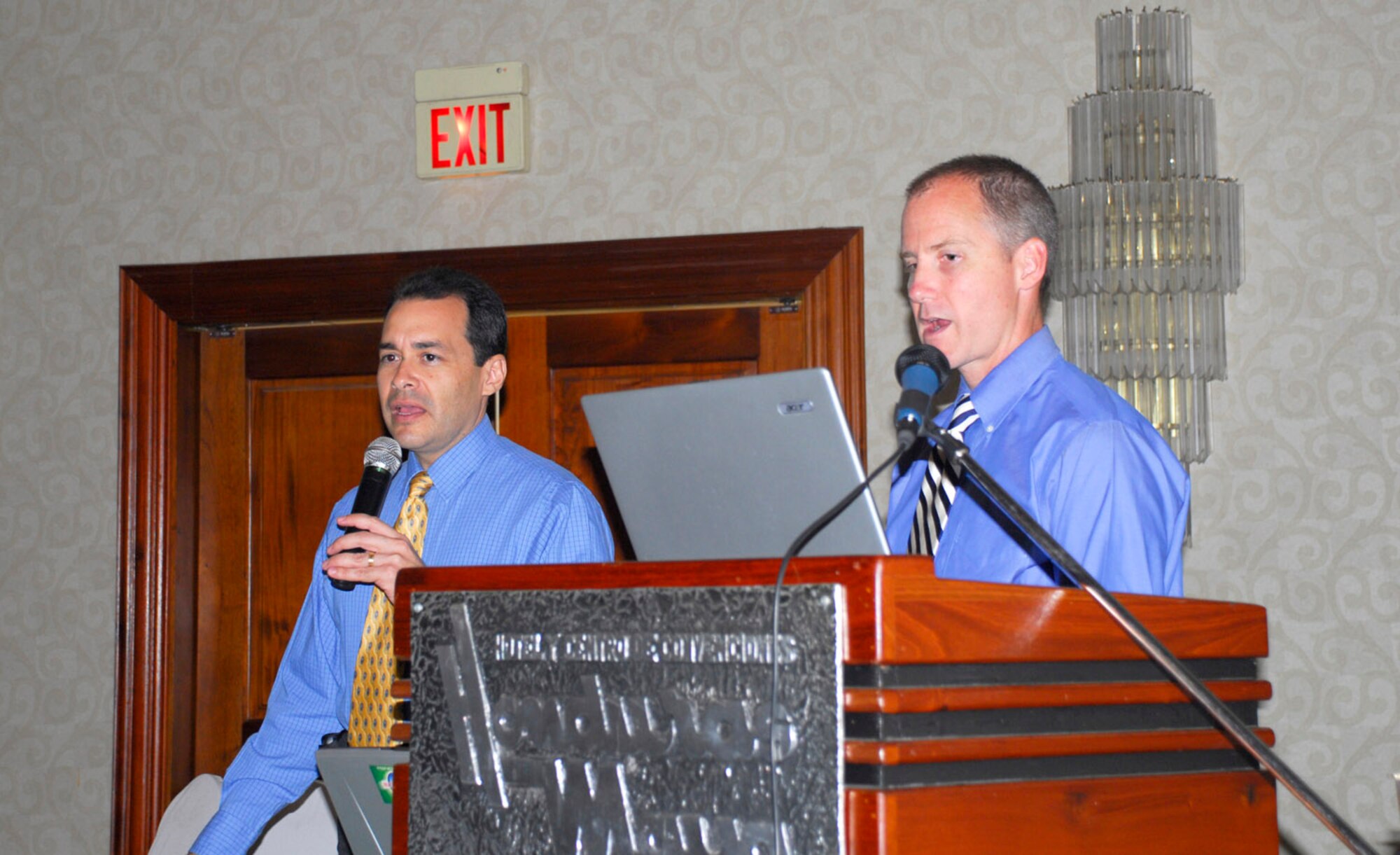 Army Lt. Col. Barry Martin (right) teaches a course on abdominal and thoracic trauma to more than 200 medical professionals at a Honduran medical conference July 8 in Tegucigalpa, Honduras. The colonel was part of Joint Task Force-Bravo Medical Element team who taught Hondurans how to handle trauma. Colonel Martin is deployed from Walter Reed National Military Medical Center, Washington D.C. (U.S. Air Force photo/Staff Sgt. Joel Mease)